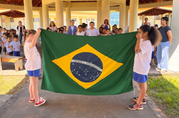Alunos entoam com orgulho o Hino Nacional 