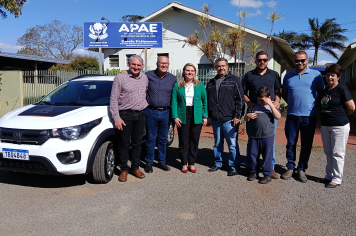 APAE de Nova Fátima recebe veículo 0km e município ganha mais dois carros seminovos