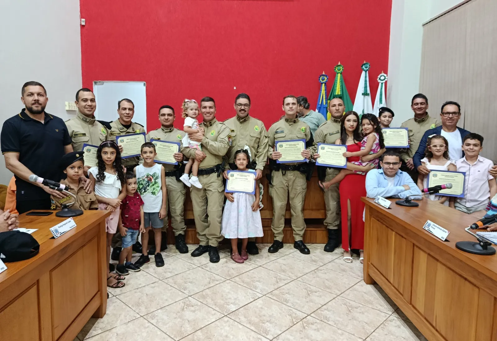 Polícia Militar de Nova Fátima e escrivão aposentado recebem Moção de Aplausos na Câmara Municipal